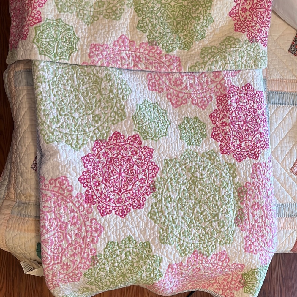 - Cute twin “quilted “comforter, great condition!